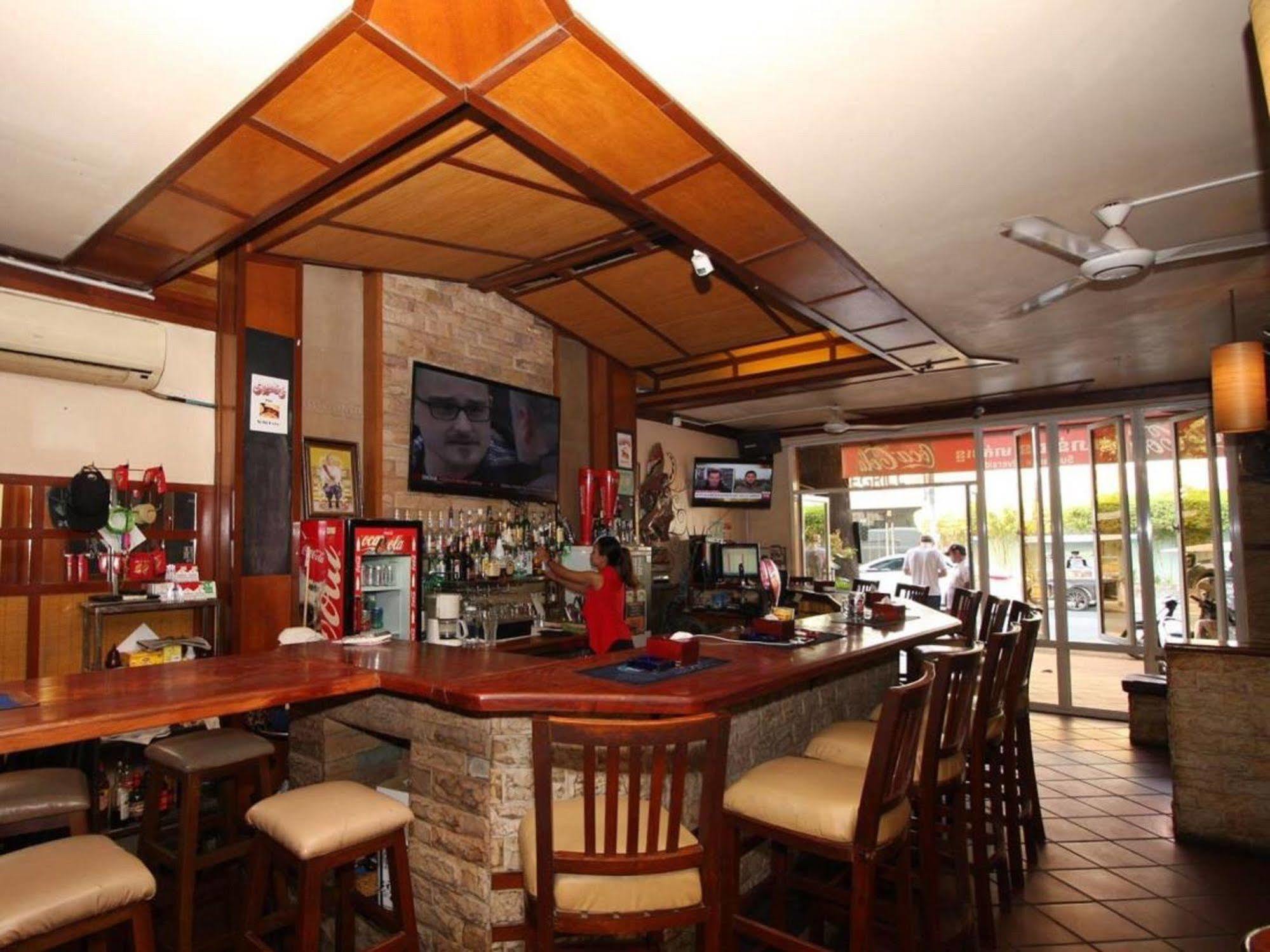 Bar Oz Riverside Guesthouse Phnom Pen Exterior foto
