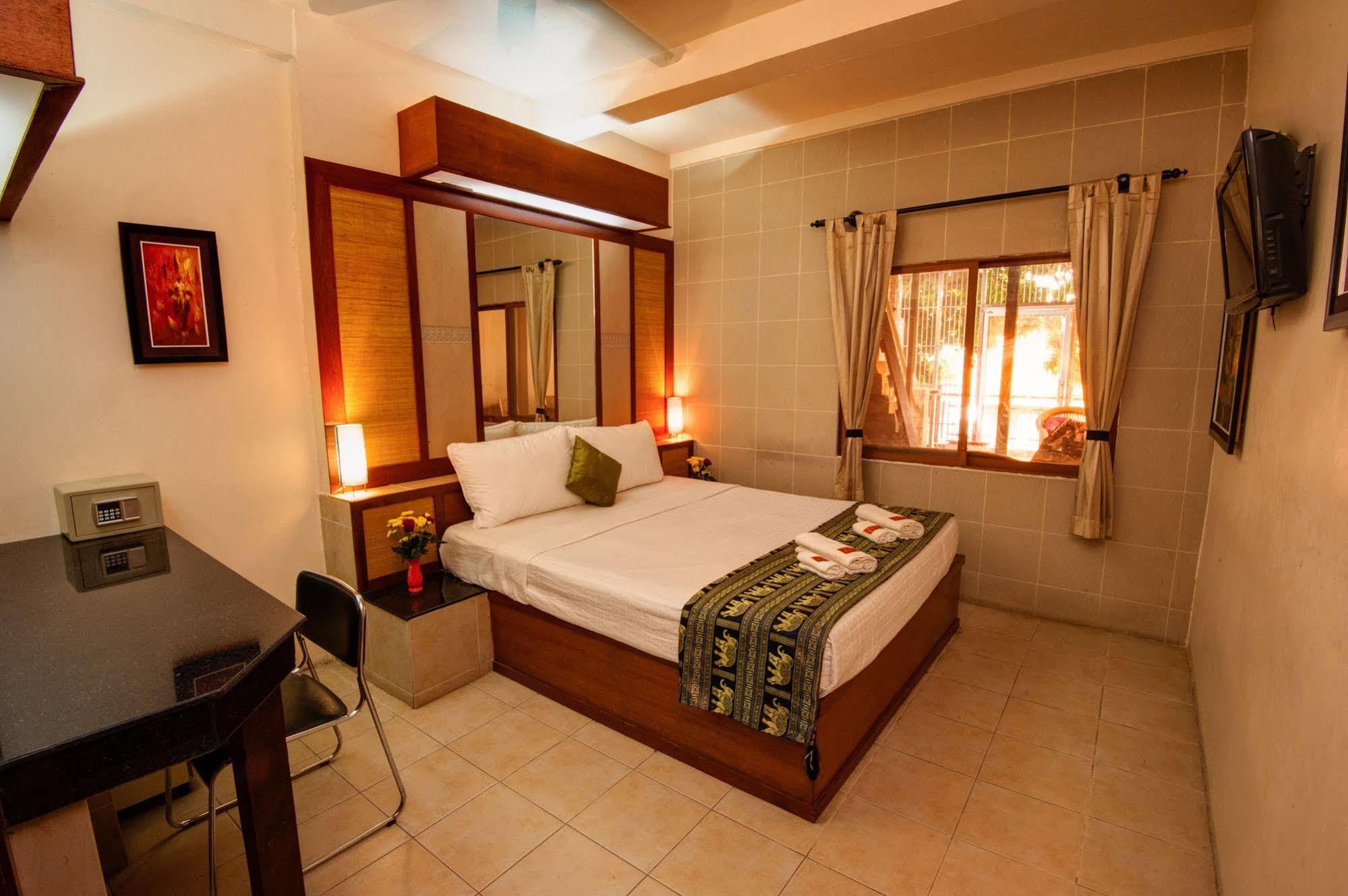 Bar Oz Riverside Guesthouse Phnom Pen Exterior foto